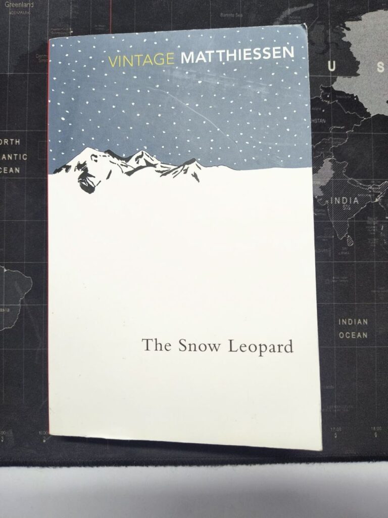Book cover of The Snow Leopard by Peter Matthiessen featuring a mountain landscape.